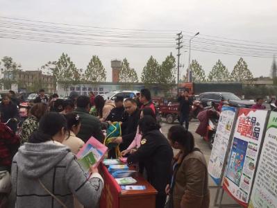 新铺镇开展“平安早市”活动