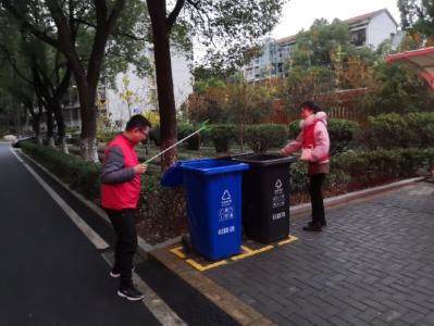 区医疗保障局积极参加社区垃圾分类志愿者服务工作