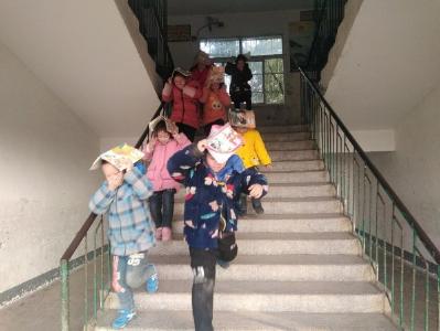 三汊埠小学开展抗震安全紧急疏散演练