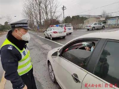 你守桥这头，我守桥那头 湖北云梦“警察伉俪”并肩抗疫