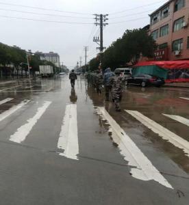 风雨中的陡岗抗“疫”队
