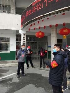 新铺镇党政负责人慰问教师志愿者