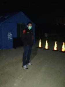 路灯下的守望者