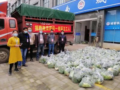 爱心企业捐赠蔬菜慰问一线环卫工人