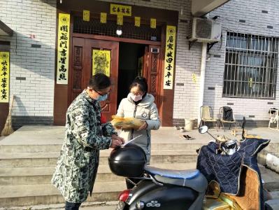 老师当“邮差” 学生笑开颜