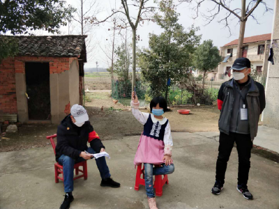 学生网课出异常 教师上门来帮忙