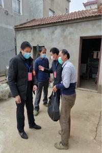 送药上门 服务贫困户农业生产