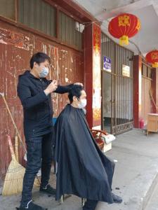 疫情期间递爱心 义务剪发从头起