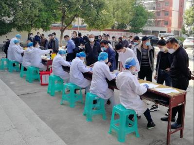 陡岗镇为防控人员和志愿者进行新冠抗体检测