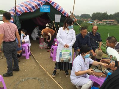 防汛大堤上，白衣天使在行动