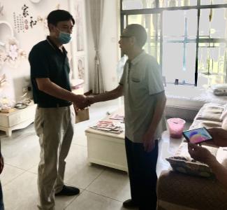 区政数局“七一”慰问联城社区困难党员