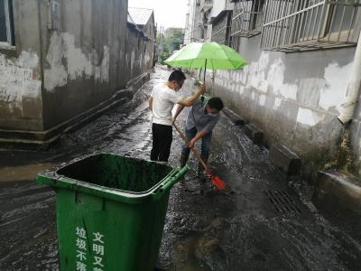 新华街道同心协力应对强降水积水情况