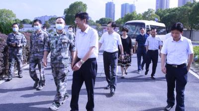 区领导“八一”慰问驻孝部队暨区委常委议军会召开