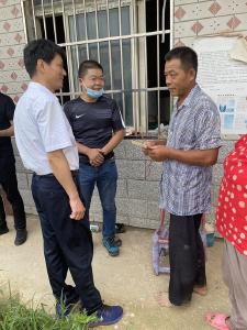 长兴公司为贫困党员送温暖
