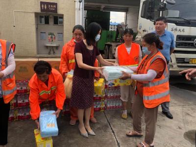 新华街道开展高温慰问“送清凉”活动