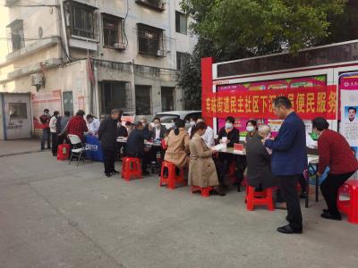 党建引领基层治理 党员下沉服务居民