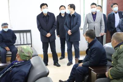 区领导走访慰问福利院老人