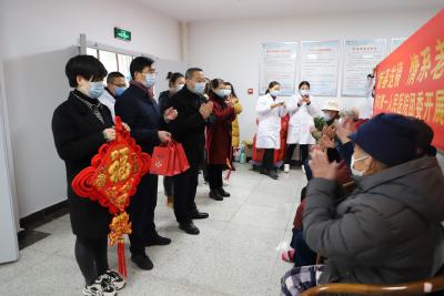 市一医院团委开展关爱老年人新春慰问活动