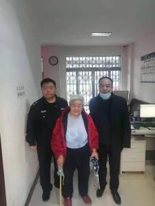 警心暖民心  民警救助走失老人