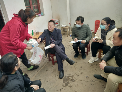   脱贫不脱政策  康复专家上门义诊送药