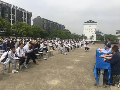 朋兴中学组织召开交通安全知识讲座 