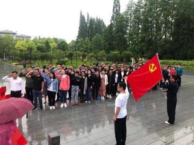 新铺镇雨中开展党史学习教育现场教学