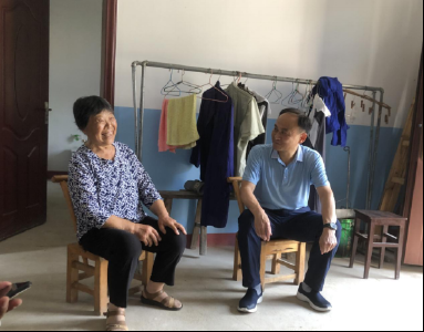 “七一”走访慰问老党员 殷殷关切显真情