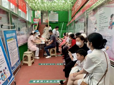 老年人“组团”来打疫苗
