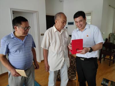 区档案馆到退休老干部家中颁发“光荣在党50年”纪念章