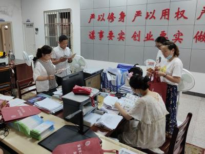 档案话百年！西河镇开展“国际档案日”宣传“三进”活动