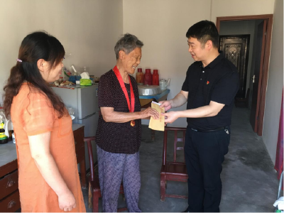 车站街道开展走访慰问老党员活动并颁发“光荣在党50年”纪念章