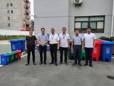 我为群众办实事：爱心企业向肖港镇捐赠分类垃圾桶