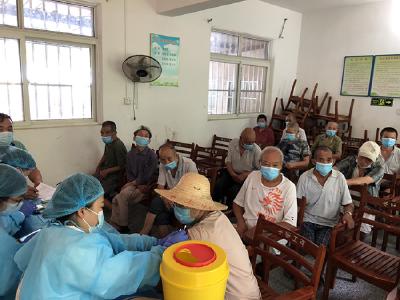 卧龙乡疫苗接种进福利院