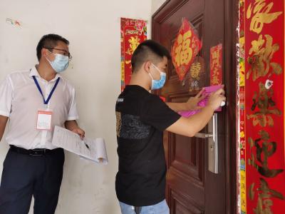 下沉党员开展“敲门行动”，织密新冠疫情防控网