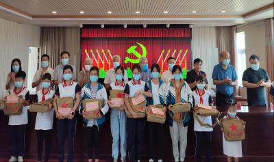 爱心点亮希望 捐赠情暖童心--陡岗镇举行关爱留守儿童爱心捐赠活动