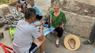 “两节”来临 区医保局驻村工作队开展志愿服务活动