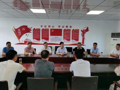 暖心,情系园丁——肖港镇开展教师节慰问活动