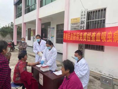 区血防所送医上门 免费检查血吸虫病