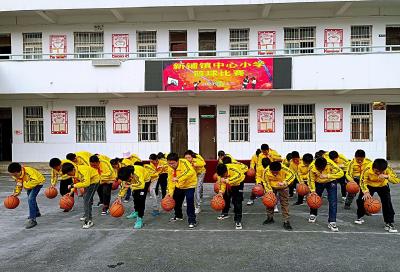 新铺镇中心小学篮球比赛助“双减”