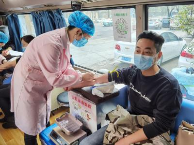 白衣热血 情暖深秋