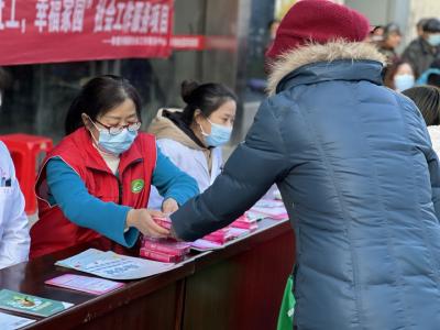 湖北省计生协“优生优育进万家”孝感项目点走进新华街沙沟社区开展“世界艾滋病日”义诊