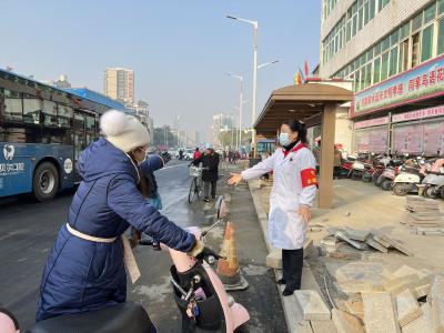 推进创卫工作 整治违规停车