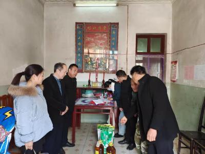 暖暖情义 心系群众 ——区公共检验检测中心到东山头慰问困难群众
