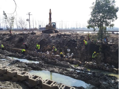 与时间赛跑，3900米浆砌石墙从淤泥中雄起