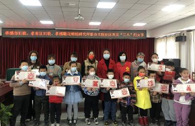 广场街道大院社区开展“三八”妇女节亲子手工剪纸活动