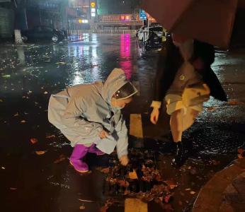 暴雨来袭 广场街道各社区闻“汛”而动解民忧
