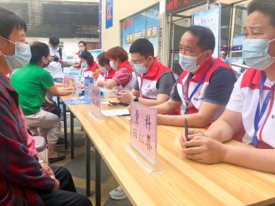 “白衣天使”化身红十字志愿者 健康服务进社区