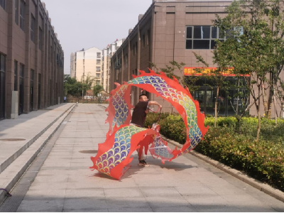 条条彩带龙 “舞”出青春风貌