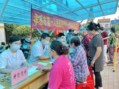 红心向党庆“七一”  医护党员送健康