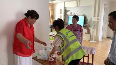 炎炎夏日送清凉 丝丝关爱暖人心